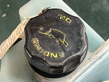 Lade das Bild in den Galerie-Viewer, 25 15 hp Evinrude E-tec OIL TANK 5007897 PUMP &amp; MANIFOLD 5007898 OIL LEVEL 0352874 CAP 5007256 two stroke 2009-up
