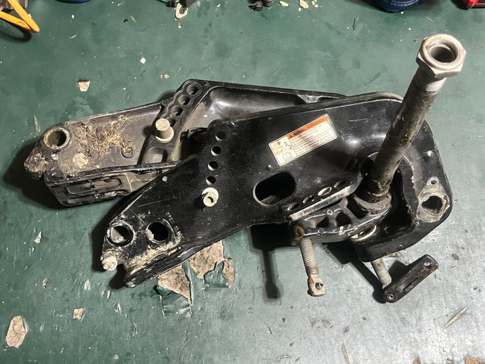 DF 30 hp Suzuki STERN BRACKETS clamp stbd 41111-94LA0-YAY port 41121-94LA0-YAY CLAMP SHAFT tilt tube 41130-94LA0 four stroke 2018