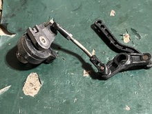 Load image into Gallery viewer, DF 30 25 hp Suzuki THROTTLE CONTROL LEVER 19120-99J11 INTERLINK 19122-99J00 SPRING 19185-99J00 LEVER #2 19140-94L20 ROD 13510-94L00 CONNECTOR 19131-95502 19140-94L01 19137-94L00 four stroke 2015-2024
