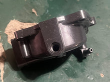 Lade das Bild in den Galerie-Viewer, 200 225 300 hp Johnson Evinrude CARBURETOR BOWL FLOAT CHAMBER 0398701 333525 with seat Two Stroke 1994 some compatibility 120 140 185 hp
