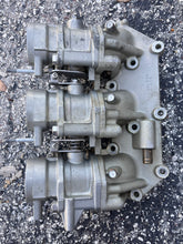 Cargar imagen en el visor de la galería, f 225 200 hp Yamaha strbd THROTTLE BODY 1 69J-13750-02-00 69J-13751-00-00 2002-2008 Four Stroke OEM
