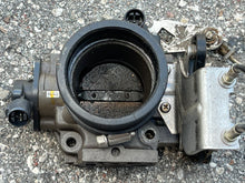 Load image into Gallery viewer, BF 130 hp Honda THROTTLE BODY with throttle cable 16400-ZW5-013 Four Stroke 1999-2004
