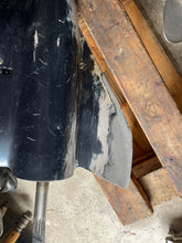 Lade das Bild in den Galerie-Viewer, 175 hp Evinrude Ficht GEAR CASE COMPLETE 5005551 painted 0351907 case 5005401 765402 Upper Drive Shaft 20 Inch 5000615 two stroke 1993-2001 measures 18 3/8” from water pump housing top shifts &amp; pressure tests, mainly fresh water lake motor
