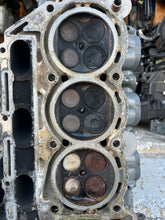 Lade das Bild in den Galerie-Viewer, DF 225 250 hp Suzuki CYLINDER HEAD strbd 11101-93J01 four stroke

