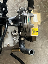 Lade das Bild in den Galerie-Viewer, 175 150 135 115 hp Ficht Evinrude OIL LIFT PUMP 5001221 OIL INJECTOR MANIFOLD 5000838 two stroke 2002-2005
