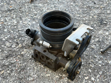 Load image into Gallery viewer, BF 130 hp Honda THROTTLE BODY 16400-ZW5-013 Four Stroke 1999-2004

