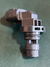 Load image into Gallery viewer, DF 115 140 Suzuki Crankshaft Position Sensor J5T34372 33220-64L10 Four Stroke 2015-2024 compatible with some 40 50 60 70 75 80 90 100 150 175 200 hp
