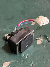 Lade das Bild in den Galerie-Viewer, DF 30 25 hp Suzuki STARTER MOTOR RELAY 31800-94L00 four stroke 2015-2020
