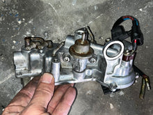 Cargar imagen en el visor de la galería, 150 - 300 hp Yamaha 68F-14182-01-00 VST FLOAT CHAMBER COVER 60V-14182-01-00 PUMP LEAD WIRE 68F-82509-00-00 2000-2011 two stroke HPDI
