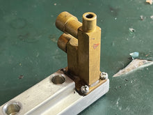 Load image into Gallery viewer, 250 225 hp Mercury FUEL RAIL for injectors 8276991 827699a1 Two Stroke EFI V6
