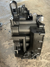 Lade das Bild in den Galerie-Viewer, 40 30 hp Mercury EFI CYLINDER BLOCK long 850082T35 four stroke 3 cylinder 2005
