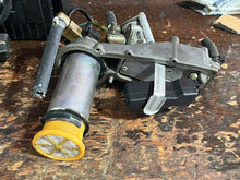 Lade das Bild in den Galerie-Viewer, sold shopify aug2025—-250 225 200 HP Yamaha 65L-14980-00-00 FLOAT CHAMBER, 65L-14182-00-00 COVER, 65L-13907-00-00 FUEL PUMP ox66 1997-1998 Two Stroke
