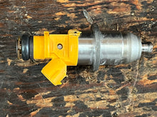 Lade das Bild in den Galerie-Viewer, 250 300 hp Yamaha HPDI FUEL INJECTOR 60V-13761-00-00 e7t25080 two stroke 2003-2009 some compatibility 200 225 hp cleaned
