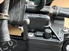 Cargar imagen en el visor de la galería, 150 175 hp hp Johnson Evinrude VAPOR PUMP 0433352 COVER 0335385 FUEL BRACKET 0335240 Two Stroke v6
