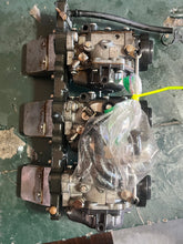 Load image into Gallery viewer, 25 35 HP OMC Johnson Evinrude CARBURETOR SET two stroke 3 cylinder 1996-2001 0438272 438272 0438273 438273 436351 0436351
