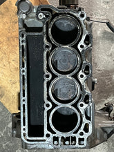 Cargar imagen en el visor de la galería, BF 90 75 hp Honda CYLINDER BLOCK 12000-ZW1-L00ZA four stroke 2001-2006
