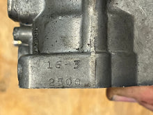 Lade das Bild in den Galerie-Viewer, 200 hp Mercury CARBURETOR SET WMH 16-1 16-2 16-3 top 3308-9672A44 3311-818650A4 818650A52, center 3308-9672A45 818650A5 818650A53, bottom 3308-9672A46 818650A6 818650A59 two stroke v6 compatible 175 150 hp
