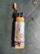 Cargar imagen en el visor de la galería, f 115 hp Yamaha VST HIGH PRESSURE FUEL PUMP 68V-13907-00-00 four stroke 2000-2005 TESTED
