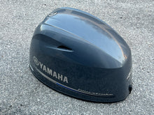 Lade das Bild in den Galerie-Viewer, f 50 60 70 hp Yamaha TOP COWLING  (with incorrect 40 jet stickers) four stroke 2010-2024 some compatibility between USA &amp; international models 6CJ-02 6CJ-03 6CJ-00 6CJ-01 6CJ-42610-02-00  6CJ-42610-01-00  6CJ-42610-00-00  6CJ-42610-03-00
