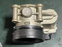Lade das Bild in den Galerie-Viewer, f 250 hp Yamaha intake THROTTLE BODY 6P2-13750-00-00 four stroke 2005-2010
