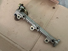 Load image into Gallery viewer, f 225 200 hp Yamaha FUEL rail DELIVERY PIPE 2 69J-13170-00-00 PRESSURE REGULATOR 69J-13906-00-00 four stroke 2002-2010
