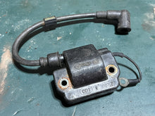Cargar imagen en el visor de la galería, Yamaha Ignition coil oem 6E5-85570-11-00 cm61-26 1987 - 1994 115 130 150 175 200 225 hp single eyelet
