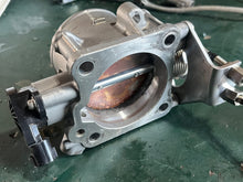 Cargar imagen en el visor de la galería, DF 200 hp Suzuki THROTTLE BODY 13300-96J00 four stroke 2015-2020 CABLE THROTTLE 63610-96J00 THROTTLE DRUM ASSY 19148-96J00 CABLE BRACKET 19184-96J00 compatible with some 150 175 hp
