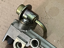 Load image into Gallery viewer, f 225 200 hp Yamaha FUEL rail DELIVERY PIPE 2 69J-13170-00-00 PRESSURE REGULATOR 69J-13906-00-00 four stroke 2002-2010
