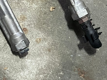 Lade das Bild in den Galerie-Viewer, DF 225 200 hp Suzuki FUEL DELIVERY RAIL SET 15751-93J00 four stroke 2004-2020 some 250 300 hp
