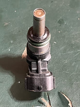 Lade das Bild in den Galerie-Viewer, DF 30 25 hp Suzuki FUEL INJECTOR 15710-82M00 four stroke 2015-2024 - resistance tested
