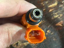 Load image into Gallery viewer, DF 115 140 hp Suzuki FUEL INJECTOR genuine 15710-65D00 Four Stroke 2002-2012 some compatibility 90 100 hp
