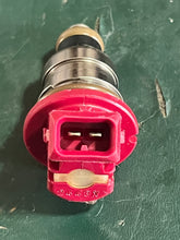 Lade das Bild in den Galerie-Viewer, 75 - 225 hp Mercury OPTIMAX red FUEL INJECTOR 804528 8M0222157 two stroke TESTED
