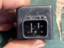 Lade das Bild in den Galerie-Viewer, Yamaha FUEL INJECTOR RELAY 68V-81950-00-00
