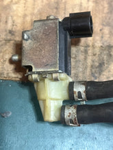 Lade das Bild in den Galerie-Viewer, DF 175 150 hp Suzuki VACUUM SWITCHING VALVE 18117-93J00 four stroke 2006-2017
