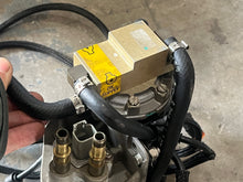 Lade das Bild in den Galerie-Viewer, 175 150 135 115 hp Ficht Evinrude OIL LIFT PUMP 5001221 OIL INJECTOR MANIFOLD 5000838 two stroke 2002-2005
