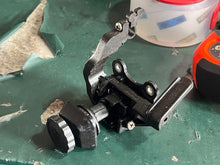 Lade das Bild in den Galerie-Viewer, held for customer june2025—-25 20 15 hp Mercury carb PRIMER KNOB 12802 BLOCK 11280 LEVER 112731 FAST IDLE LEVER 2976A2 BRACKET 12803 CHOKE BEZEL 172291 two stroke 1989-1993 some compatibility 6 9 9.9 hp
