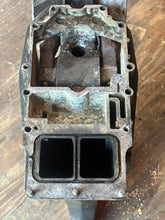 Lade das Bild in den Galerie-Viewer, 150 155 hp Johnson &amp; Evinrude 20” MIDSECTION HOUSING 0332744 SWIVEL 0432708 STEERING ARM 0392519 two stroke CROSSFLOW 1987-1992 4 &amp; 6 cylinder for use with Old-style trim
