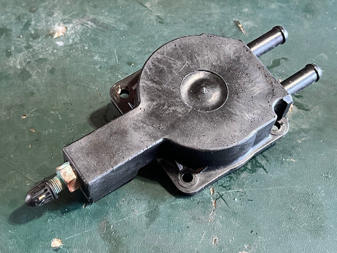 40 - 90 hp Evinrude E-tec cst FUEL VAPOR SEPARATOR chamber 5009033 BOTTOM COVER two stroke af aa 40-300hp