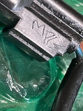 Lade das Bild in den Galerie-Viewer, 150 200 225 250 hp Yamaha OIL LEVEL GAUGE 6E5-85720-04-00 V6 Two-Stroke 1995-2004 OX66 some 115 130 hp compatibility
