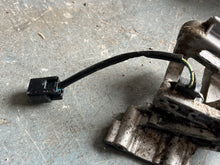 Lade das Bild in den Galerie-Viewer, f 150 hp SHIFT BRACKET 6DA-44176-00-00 BRACKET 63P-44117-01-00  SHIFT SWITCH 69J-8259F-00-00 four stroke 2015-2024
