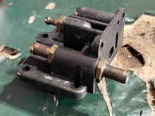Cargar imagen en el visor de la galería, 150 175 hp hp Johnson Evinrude FUEL BRACKET COVER 0335385 Two Stroke v6 VRO
