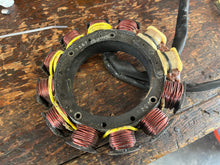 Cargar imagen en el visor de la galería, 150 175 200 hp Mercury 398-9610a24 OEM STATOR Two Stroke EFI 6 cylinder
