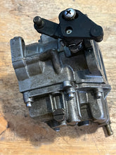 Lade das Bild in den Galerie-Viewer, 200 hp Mercury CARBURETOR SET WMV 5-1 5-2 5-3 3326-828272A13 828272A49, 3326-828272A14 828272A50, 3326-828272A15 828272T51 two stroke 1996-1998
