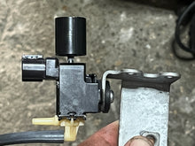 Lade das Bild in den Galerie-Viewer, DF 175 150 hp Suzuki VACUUM SWITCHING CONTROL VALVE with bracket Intake 18117-93J00 four stroke 2006-2024 some 200 hp
