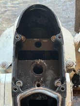 Lade das Bild in den Galerie-Viewer, 115 130 90 hp Evinrude E-tec MIDSECTION 25” EXHAUST HOUSING 5010896 EXTENSION 5008078 SWIVEL PIVOTANT 0434691 STEERING ARM 5001766 STERN BRACKETS 0351921 0351922 two stroke E115DPXAFG 2015
