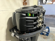 Load image into Gallery viewer, f 225 hp Yamaha 25” Complete Outboard motor 2005 - 1070 hrs SERVICED &amp; WATER READY
