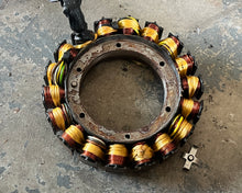 Lade das Bild in den Galerie-Viewer, 175 150 135 115 hp Ficht Evinrude STATOR 0586514 two stroke 2000-2006
