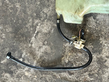 Lade das Bild in den Galerie-Viewer, 75 85 hp Suzuki 69110-95514 OIL TANK, 69200-95509 OIL CAP, 16250-94710 OIL SENSOR, 69201-95500  34860-94741 OIL LEVEL SENSOR two stroke
