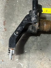Lade das Bild in den Galerie-Viewer, DF 30 hp Suzuki STEERING ARM BRACKET 43750-94L00-YAY four stroke 2018
