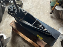 Lade das Bild in den Galerie-Viewer, 175 hp Evinrude Ficht GEAR CASE COMPLETE 5005551 painted 0351907 case 5005401 765402 Upper Drive Shaft 20 Inch 5000615 two stroke 1993-2001 measures 18 3/8” from water pump housing top shifts &amp; pressure tests, mainly fresh water lake motor
